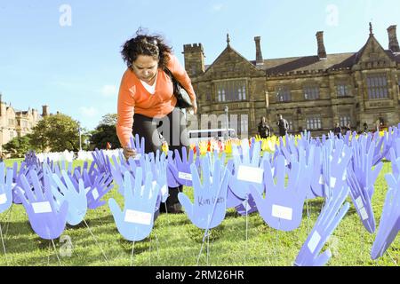 Bildnummer: 59713067 Datum: 27.05.2013 Copyright: imago/Xinhua (130527) -- SYDNEY, 27. Mai 2013 (Xinhua) -- A Woman plants a Plastic Hand in the Large Art work of the Sea of Hands during the Reconciliation Week 2013 in the University of Sydney, Australia, on May 27, 2013. Das First Sea of Hands fand am 12. Oktober 1997 in der australischen Hauptstadt Canberra statt. (Xinhua/Jin Linpeng) AUSTRALIA-SYDNEY-SEA OF HANDS-RECONCILIATION-ART PUBLICATIONxNOTxINxCHN Gesellschaft Kunst Kultur Installationskunst Installation Hand x0x xdd 2013 quer 59713067 Datum 27 05 2013 Copyright Imago XINHUA Sydney Mai Stockfoto