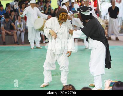 (130529) -- ANDONG, May 29, 2013 (Xinhua) -- Actors perform mask dance in Hahoe Village, Andong, South Korea, on May 25, 2013. Hahoe Village is a traditional village from the Joseon Dynasty. The village is a valuable part of Korean culture because it preserves Joseon period-style architecture and folk traditions. Hahoe Village, along with Yangdong Village in Gyeongju, was added to the UNESCO World Heritage List on July 31, 2010. (Xinhua/Yao Qilin) SOUTH KOREA-ANDONG-WORLD HERITAGE PUBLICATIONxNOTxINxCHN Stock Photo