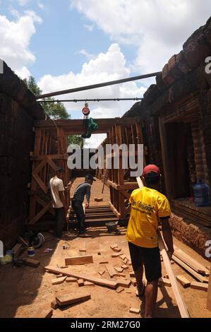 Bildnummer: 59726042  Datum: 28.05.2013  Copyright: imago/Xinhua (130529) -- CHAMPASAK, May 29, 2013 (Xinhua) -- Labors work on the conservation and restoration project of the Vat Phou Temple Complex, in Champasak in southern Laos, May 28, 2013. The UNESCO s World Heritage Vat Phou and Associated Ancient Settlements within the Champasak Cultural Landscape is currently under a joint conservation and restoration project by India, Italy, France and Laos. (Xinhua/Rong Zhongxia) (zw) LAOS-CHAMPASAK-VAT PHOU TEMPLE PUBLICATIONxNOTxINxCHN xcb x0x 2013 hoch      59726042 Date 28 05 2013 Copyright Imag Stock Photo