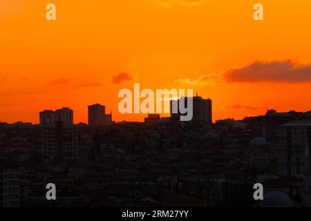 Dramatischer oranger Sonnenuntergang über der Stadt Istanbul Stockfoto