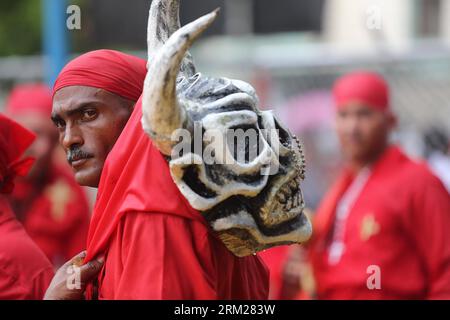 Bildnummer: 59730470 Datum: 29.05.2013 Copyright: imago/Xinhua-Tänzer namens Diablos of Yare, besuchen die Schreine der Stadt auf dem Rahmen der Feierlichkeiten von Corpus Christi, in der Bevölkerung von San Francisco de Yare, im Bundesstaat Miranda, Venezuela, am 29. Mai 2013. Die tanzenden Diablos von Yare Pay versprechen, mit Teufelsanzügen zu tanzen, mit Percussions zu klingen, entlang der Yare Street. Am 6. Dezember 2012 wurden diese Tänzerinnen und Tänzer von der Organisation der Vereinten Nationen für Bildung, Wissenschaft und Kultur (UNESCO) zum Kulturerbe der Menschheit erklärt. (Xinhua/Juan Carlos Hernandez) (rh) (Ah) VENEZUELA-MIRANDA-GESELLSCHAFT Stockfoto