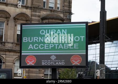 Glasgow, Schottland, Großbritannien. 26. August 2023. Die Massen auf dem George Square sammeln sich für den Respekt der Holy Quran Rally Credit R.Gass/Alamy Live News Stockfoto