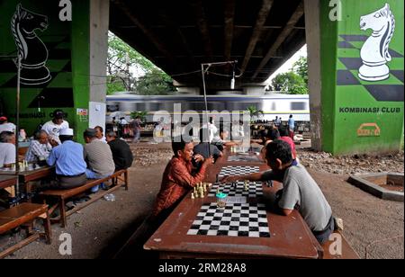 Bildnummer: 59733771  Datum: 30.05.2013  Copyright: imago/Xinhua (130530) -- JAKARTA, May 30, 2013 (Xinhua) -- play chess while waiting for the commuter train under the bridge near railway in Jakarta, Indonesia, May 30, 2013. (Xinhua/Agung Kuncahya B.) (srb) INDONESIA-JAKARTA-DAILY LIFE PUBLICATIONxNOTxINxCHN xcb x0x 2013 quer      59733771 Date 30 05 2013 Copyright Imago XINHUA  Jakarta May 30 2013 XINHUA Play Chess while Waiting for The commuter Train Under The Bridge Near Railway in Jakarta Indonesia May 30 2013 XINHUA Agung Kuncahya B SRB Indonesia Jakarta Daily Life PUBLICATIONxNOTxINxCHN Stock Photo