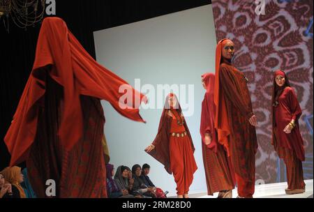 Bildnummer: 59735966  Datum: 30.05.2013  Copyright: imago/Xinhua Model present creations by Indonesian designer Ida Royani during Indonesia Islamic Fashion Fair in Jakarta, Indonesia, May 30, 2013. The event was held from May 30 to June 2. (Xinhua/Zulkarnain) INDONESIA-JAKARTA-ISLAMIC FASHION FAIR PUBLICATIONxNOTxINxCHN Kultur Tradition Islam Modenschau Model Fashion Mode xdp x0x 2013 quer premiumd     59735966 Date 30 05 2013 Copyright Imago XINHUA Model Present Creations by Indonesian Designers Ida  during Indonesia Islamic Fashion Fair in Jakarta Indonesia May 30 2013 The Event what Hero fr Stock Photo