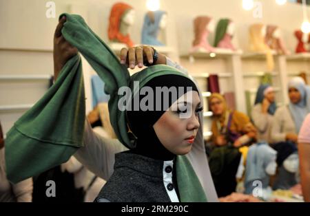 Bildnummer: 59742382  Datum: 30.05.2013  Copyright: imago/Xinhua (130531) -- JAKARTA, May 30, 2013 (Xinhua) -- A model is helped to wear hijab during Indonesia Islamic Fashion Fair in Jakarta, Indonesia, May 30, 2013. The event was held from May 30 to June 2. (Xinhua/Agung Kuncahya B.) (bxq) INDONESIA-JAKARTA-ISLAMIC FASHION PUBLICATIONxNOTxINxCHN Wirtschaft Messe Religion Islam Kopftuch Mode Modemesse premiumd x0x xac 2013 quer     59742382 Date 30 05 2013 Copyright Imago XINHUA  Jakarta May 30 2013 XINHUA a Model IS helped to Wear Hijab during Indonesia Islamic Fashion Fair in Jakarta Indone Stock Photo