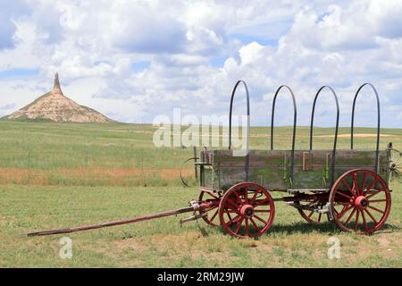 Schornstein-Felsen, Nebraska, mit einem Conestoga-Wagen im Vordergrund Stockfoto