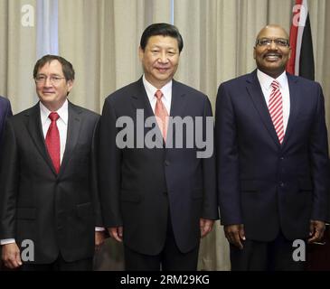 Bildnummer: 59748594  Datum: 01.06.2013  Copyright: imago/Xinhua (130601) -- PORT OF SPAIN, June 1, 2013 (Xinhua) -- Chinese President Xi Jinping (C) meets with Trinidad and Tobago s Senate President Timothy Hamel-Smith (L) and Speaker of the House of Representatives Wade Mark (R) in Port of Spain, Trinidad and Tobago, June 1, 2013. (Xinhua/Lan Hongguang) (ry) TRINIDAD AND TOBAGO-CHINA-XI JINPING-MEETING PUBLICATIONxNOTxINxCHN People Politik x0x xsk 2013 quadrat      59748594 Date 01 06 2013 Copyright Imago XINHUA  Port of Spain June 1 2013 XINHUA Chinese President Xi Jinping C Meets With Trin Stock Photo