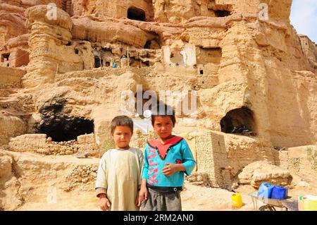 Bildnummer: 59761186  Datum: 03.06.2013  Copyright: imago/Xinhua (130604) -- BAMYAN (AFGANISTAN),  2013 (Xinhua) -- Two brothers stand in front of a cave neighborhood on mountains in central Afghanistan s Bamyan province, June 3, 2013. The caves on the mountains in the Bamyan Valley used to be homes of different-sized statues of Buddha some 1500 ears ago. The poverty, however, drove some local families to live in the abandoned caves after the Buddha statues had been gone.(Xinhua/Zhao Yishen) AFGHANISTAN-BAMYAN-DAILY LIFE PUBLICATIONxNOTxINxCHN xcb x0x 2013 quer premiumd     59761186 Date 03 06 Stock Photo