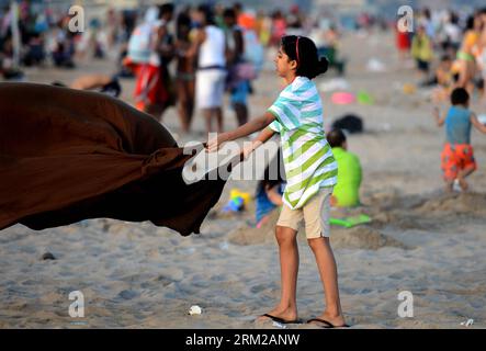 Bildnummer: 59761177  Datum: 03.06.2013  Copyright: imago/Xinhua (130603) -- NEW YORK, June 3, 2013 (Xinhua) -- A girl plays in Coney Island in New York, the United States, June 1, 2013. New York Mayor Michael Bloomberg announced that the city s new NYC Build It Back program with $720 million would offer personalized recovery help to homeowners who suffered damage from Hurricane Sandy with rebuilding, repair, reimbursement and acquisition funding on Monday. (Xinhua/Wang Lei) US-NEW YORK- NYC BUILD IT BACK PUBLICATIONxNOTxINxCHN xcb x0x 2013 quer      59761177 Date 03 06 2013 Copyright Imago XI Stock Photo