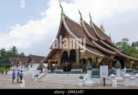 Bildnummer: 59761194 Datum: 02.06.2013 Copyright: imago/Xinhua (130604) -- VIENTIANE, 2013 (Xinhua) -- Touristen besuchen den Wat Xieng Thong-Tempel in Luang Prabang, Laos, 2. Juni 2013. Luang Prabang, die Hauptstadt der Provinz Luang Prabang, ist eine kleine friedliche Stadt im Norden von Laos, am Zusammenfluss des Flusses Nam Khan und des Mekong. Mit einer mehr als 1.000-jährigen Geschichte wurde Luang Prabang 1995 von der Organisation der Vereinten Nationen für Bildung, Wissenschaft und Kultur (UNESCO) als Weltkulturerbe aufgeführt. (Xinhua/Chen Duo)(axy) LAOS-VIENTIANE-LUANG PRABANG-WELTKULTURERBE PUBLICATIONXNOTXINXCHN Stockfoto