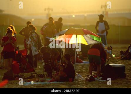 Bildnummer: 59761180  Datum: 03.06.2013  Copyright: imago/Xinhua (130603) -- NEW YORK, June 3, 2013 (Xinhua) -- enjoy their time in Coney Island in New York, the United States, June 1, 2013. New York Mayor Michael Bloomberg announced that the city s new NYC Build It Back program with $720 million would offer personalized recovery help to homeowners who suffered damage from Hurricane Sandy with rebuilding, repair, reimbursement and acquisition funding on Monday. (Xinhua/Wang Lei) US-NEW YORK- NYC BUILD IT BACK PUBLICATIONxNOTxINxCHN xcb x0x 2013 quer premiumd      59761180 Date 03 06 2013 Copyr Stock Photo