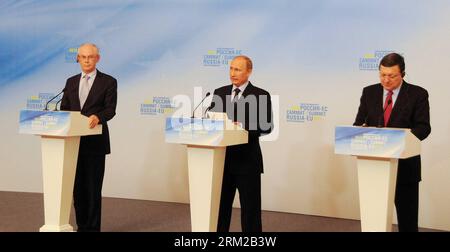 Bildnummer: 59769346 Datum: 04.06.2013 Copyright: imago/Xinhua (130604) -- JEKATERINBURG, 4. Juni 2013 (Xinhua) --der russische Präsident Wladimir Putin (C), der Präsident des Europäischen Rates Herman Van Rompuy (L) und der Präsident der Europäischen Kommission José Manuel Barroso nehmen am 31. Russland-EU-Gipfel in Jekaterinburg, Russland, 4. Juni 2013, Teil. Die Staats- und Regierungschefs Russlands und der Europäischen Union (EU) verpflichteten sich am Dienstag, trotz widersprüchlicher Meinungen zu einigen bilateralen und internationalen Fragen eine konkrete Partnerschaft zu fördern. (Xinhua/Liu Kai) (srb) RUSSLAND-JEKATERINBURG-RUSSLAND-EU-GIPFEL PUBLICATIONxNOTxINxCHN People Politik prem Stockfoto