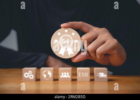 Der Finger eines Geschäftsmannes, der ISO-Holzwürfel drückt Stockfoto