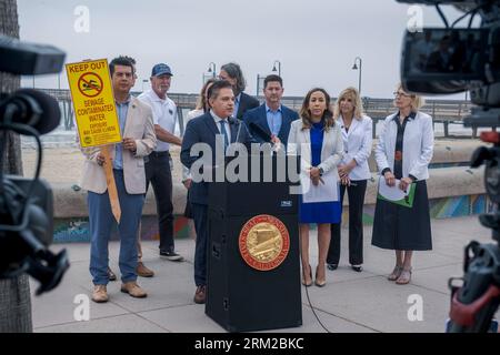 San Diego, USA. 25. August 2023. Senator Steve Padilla (D-San Diego) kündigte zusammen mit Forschern der Scripps Institution of Oceanography, University of California San Diego 3 Millionen US-Dollar für die Entwicklung eines Programms zur Vorhersage der Menge an Krankheitserregern in der Mündung des Tijuana River an. Padilla sagt, dass das neue System in der Lage sein wird, Strandbesuchern zu sagen, ob das Wasser in der Nähe der Grenze zwischen den USA und Mexiko sicher zum Schwimmen ist, Imperial Beach, 25. August 2025. (Matthew Bowler/KPBS/SIPA USA) **KEINE VERKÄUFE IN SAN DIEGO-SAN DIEGO OUT** Kredit: SIPA USA/Alamy Live News Stockfoto