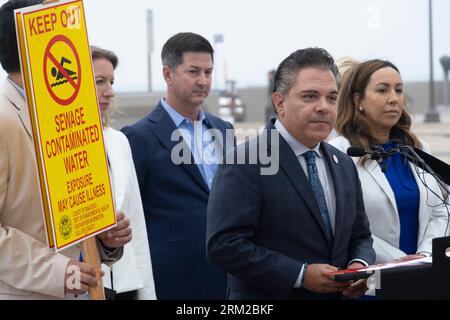 San Diego, USA. 25. August 2023. Senator Steve Padilla (D-San Diego) kündigte zusammen mit Forschern der Scripps Institution of Oceanography, University of California San Diego 3 Millionen US-Dollar für die Entwicklung eines Programms zur Vorhersage der Menge an Krankheitserregern in der Mündung des Tijuana River an. Padilla sagt, dass das neue System in der Lage sein wird, Strandbesuchern zu sagen, ob das Wasser in der Nähe der Grenze zwischen den USA und Mexiko sicher zum Schwimmen ist, Imperial Beach, 25. August 2025. (Matthew Bowler/KPBS/SIPA USA) **KEINE VERKÄUFE IN SAN DIEGO-SAN DIEGO OUT** Kredit: SIPA USA/Alamy Live News Stockfoto