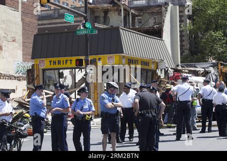 Bildnummer: 59781674 Datum: 05.06.2013 Copyright: imago/Xinhua (130605) -- PHILADELPHIA, 5. Juni 2013 (Xinhua) -- Polizei-Standwächter am Ort eines Zusammenbruchs des Gebäudes, der sich auf den „Salvation Army Thrift Shop“ in Philadelphia, USA, ausgewirkt hat, 5. Juni 2013. Ein Gebäude ist in der US-Stadt Philadelphia zusammengebrochen, wobei 12 verletzt wurden. (Xinhua/Marcus dipaola) US-PHILADELPHIA-GEBÄUDE EINSTURZ PUBLICATIONxNOTxINxCHN Gesellschaft Unglück Unfall Einsturz Gebäude Zusammanbruch Haus USA Erstauflage x0x xmb 2013 quer 59781674 Datum 05 06 2013 Copyright Imago XINHUA Philadelphia 5. Juni 2013 XIN Stockfoto