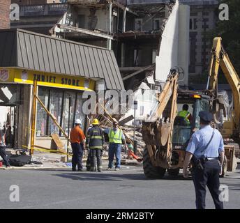 Bildnummer: 59781673  Datum: 05.06.2013  Copyright: imago/Xinhua (130605) -- PHILADELPHIA, June 5, 2013 (Xinhua) -- Workers examine the wreckage at the scene of a building collapse that impacted the Salvation Army Thrift Shop in Philadelphia, the United States, June 5, 2013. A building has collapsed in the U.S. city of Philadelphia, with 12 injured. (Xinhua/Marcus DiPaola) US-PHILADELPHIA-BUILDING COLLAPSE PUBLICATIONxNOTxINxCHN Gesellschaft Unglück Unfall Einsturz Gebäude Zusammanbruch Haus USA premiumd x0x xmb 2013 quadrat      59781673 Date 05 06 2013 Copyright Imago XINHUA  Philadelphia Ju Stock Photo