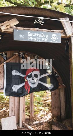 Eine Skull- und Crossbone-Flagge ist an der Mock-up-Bar in der Mitte des Waldes im Thetford Forest in Norfolk, England, ausgestellt Stockfoto