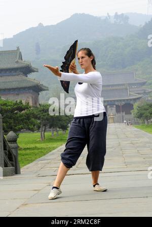 Bildnummer: 59785192  Datum: 05.06.2013  Copyright: imago/Xinhua (130606) -- WUDANG MOUNTAIN, June 5, 2013 (Xinhua) -- A foreign learner practises Chinese martial arts movements at the Yuxu Palace on Wudang Mountain, known as a traditional center for the teaching and practice of martial arts, in central China s Hubei Province, June 5, 2013. (Xinhua/Hao Tongqian) (wqq) CHINA-HUBEI-WUDANG MOUNTAIN-MARTIAL ARTS-FOREIGN LEARNER (CN) PUBLICATIONxNOTxINxCHN Gesellschaft Kampfsport x2x xac 2013 hoch     59785192 Date 05 06 2013 Copyright Imago XINHUA  Wudang Mountain June 5 2013 XINHUA a Foreign Lear Stock Photo