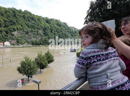 Bildnummer: 59785177  Datum: 06.06.2013  Copyright: imago/Xinhua (130606) -- PASSAU, June 6, 2013 (Xinhua) -- Local residents look at the flooded area of their hometown in Passau, Germany, June 6, 2013. The flood situation in Passau, which has seen its worst flooding in 500 years, has eased as the water level of the Danube River dropped. (Xinhua/Luo Huanhuan) (srb) GERMANY-PASSAU-FLOOD PUBLICATIONxNOTxINxCHN Gesellschaft Hochwasser Flut Überflutung premiumd x2x xac 2013 quer o0     59785177 Date 06 06 2013 Copyright Imago XINHUA  Passau June 6 2013 XINHUA Local Residents Look AT The flooded Ar Stock Photo