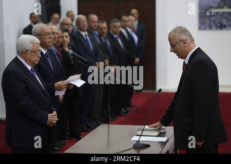 Bildnummer: 59786304  Datum: 06.06.2013  Copyright: imago/Xinhua (130606) -- RAMALLAH, June 6, 2013 (Xinhua) -- The new Palestinian Prime Minister Rami Hamdallah (R) takes oath before President Mahmoud Abbas (L) during an official ceremony in the West Bank city of Ramallah on June 6, 2013. The inauguration ceremonies of the 15th government in the Palestinian National Authority (PNA) s history took place in Abbas office on Thursday. The new Palestinian Prime Minister Rami Hamdallah and his government took oath before President Mahmoud Abbas. (Xinhua/Fadi Arouri) MIDEAST-RAMALLAH-GOVERNMENT-SWEA Stock Photo