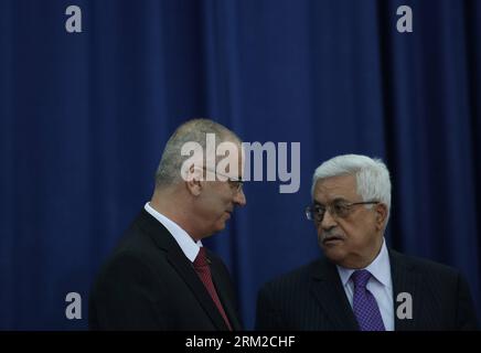 Bildnummer: 59786449 Datum: 06.06.2013 Copyright: imago/Xinhua (130606) -- RAMALLAH, 6. Juni 2013 (Xinhua) -- der neue palästinensische Premierminister Rami Hamdallah (L) spricht mit Präsident Mahmoud Abbas während einer offiziellen Zeremonie in der Westjordstadt Ramallah am 6. Juni 2013. Die Einweihungszeremonie der 15. Regierung in der Geschichte der Palästinensischen Autonomiebehörde (PNA) fand am Donnerstag im Büro von Abbas statt. Der neue palästinensische Premierminister Rami Hamdallah und seine Regierung haben vor Präsident Mahmud Abbas geschworen. (Xinhua/Fadi Arouri) MIDEAST-RAMALLAH-REGIERUNGSVEREIDIGUNG IM PUB Stockfoto