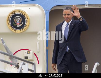 Bildnummer: 59791680 Datum: 07.06.2013 Copyright: imago/Xinhua (130607) -- LOS ANGELES, 7. Juni 2013 (Xinhua) -- US-Präsident Barack Obama weht am 7. Juni 2013 auf dem Los Angeles International Airport in Los Angeles zu einem Treffen mit dem chinesischen Präsidenten Xi Jinping. (Xinhua/Zhao Hanrong) US-LOS ANGELES-POLITICS-OBAMA PUBLICATIONxNOTxINxCHN People Politik xcb x0x 2013 quer Premiere 59791680 Datum 07 06 2013 Copyright Imago XINHUA Los Angeles 7. Juni 2013 XINHUA US-Präsident Barack Obama weht, als er AM 7. Juni 2013 AM Los Angeles International Airport in Los Angeles ankommt Stockfoto