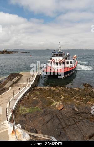 Herm, Kanalinseln, Großbritannien. Juni 2023. Passagierfähre, Abfahrt von der Rosaire Steps, Herm bei Ebbe. Fahren Sie in Richtung St. Peter Port, Guernsey Stockfoto