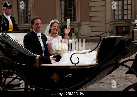 Bildnummer: 59793565  Datum: 08.06.2013  Copyright: imago/Xinhua (130608) -- STOCKHOLM, June 8, 2013 (Xinhua) -- The newly wed Swedish Princess Madeleine and U.S. banker Christopher O Neill leave in a carriage after their wedding ceremony at the Royal Chapel in Stockholm, Sweden, on June 8, 2013. (Xinhua/Liu Yinan) SWEDEN-STOCKHOLM-ROYAL-PRINCESS-MARRIAGE PUBLICATIONxNOTxINxCHN Entertainment people Adel SWE Heirat Brautpaar Kutsche xas x0x 2013 quer      59793565 Date 08 06 2013 Copyright Imago XINHUA  Stockholm June 8 2013 XINHUA The newly WED Swedish Princess Madeleine and U S Banker Christo Stock Photo