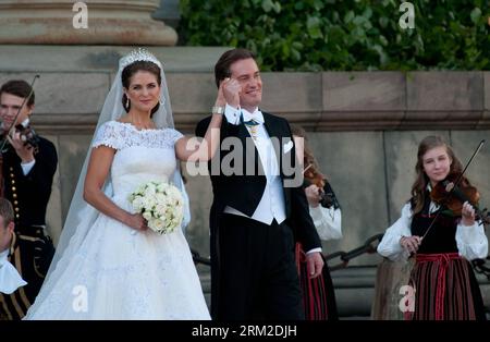 Bildnummer: 59793571 Datum: 08.06.2013 Copyright: imago/Xinhua (130608) -- STOCKHOLM, 8. Juni 2013 (Xinhua) -- die frisch vermählte schwedische Prinzessin Madeleine und der US-Bankier Christopher O Neill stehen nach ihrer Hochzeitszeremonie am 8. Juni 2013 vor der königlichen Kapelle in Stockholm. (Xinhua/Liu Yinan) SCHWEDEN-STOCKHOLM-ROYAL-PRINCESS-MARRIAGE PUBLICATIONxNOTxINxCHN Entertainment People Adel SWE Heirat Brautpaar xas x1x 2013 quer o0 Familie, privat Frau Mann 59793571 Datum 08 06 2013 Copyright Imago XINHUA Stockholm 8. Juni 2013 XINHUA die neu VERMÄHLTE schwedische Prinzessin Madeleine und U S Ba Stockfoto