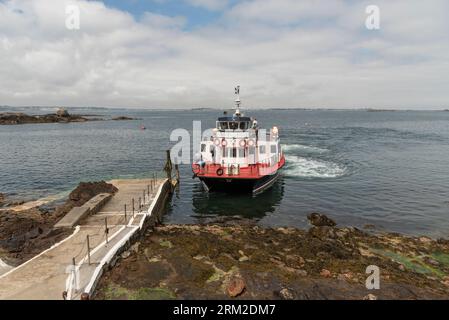 Herm, Kanalinseln, Großbritannien. Juni 2023. Passagierfähre, Abfahrt von der Rosaire Steps, Herm bei Ebbe. Fahren Sie in Richtung St. Peter Port, Guernsey Stockfoto