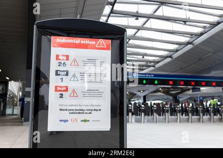 London, Großbritannien. August 26, 2023. An einem Bahnhof in London befindet sich ein Schild für einen Arbeitskampf. Stockfoto