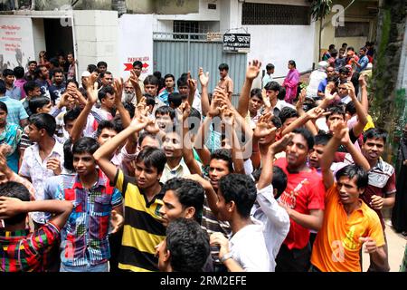 Bildnummer: 59799178  Datum: 10.06.2013  Copyright: imago/Xinhua (130610) -- DHAKA, June 10, 2013 (Xinhua) -- Garment workers shout slogans as they demonstrate in front of a garment factory building in Dhaka, Bangladesh, June 10, 2013. Hundreds of garment workers staged demonstrations Monday outside a garment factory building, demanding implementation of food allowances. (Xinhua/Shariful Islam) BANGLADESH-DHAKA-GARMENT WORKERS-PROTEST PUBLICATIONxNOTxINxCHN Politik Demo Protest premiumd x0x xmb 2013 quer      59799178 Date 10 06 2013 Copyright Imago XINHUA  Dhaka June 10 2013 XINHUA Garment Wo Stock Photo