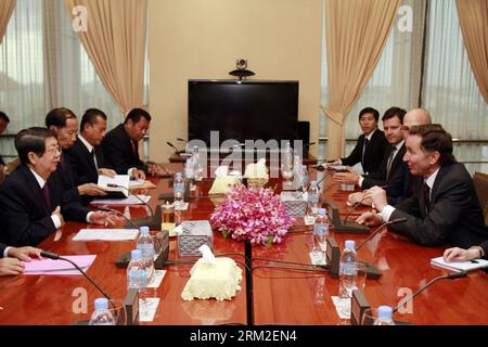 Bildnummer: 59799665  Datum: 10.06.2013  Copyright: imago/Xinhua (130610) -- PHNOM PENH, June 10, 2013 (Xinhua) -- Cambodian Deputy Prime Minister and Cabinet Minister Sok An (1st L) meets with Britain s Minister for Trade and Investment Lord Green (1st R) in Phnom Penh, Cambodia, June 10, 2013. Lord Green visited Cambodia on Monday to look into trade and investment environment and to encourage British companies to do businesses in the country. (Xinhua/Sovannara) CAMBODIA-PHNOM PENH-BRITAIN-VISIT PUBLICATIONxNOTxINxCHN xcb x0x 2013 quer      59799665 Date 10 06 2013 Copyright Imago XINHUA  Phn Stock Photo