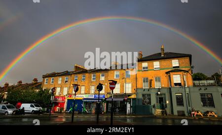 London, Großbritannien. 26. August 2023. Nach einem Tag mit manchmal wunderschönem Sonnenschein und mehreren sehr schweren Duschen in London kann heute Abend ein lebhaft farbenfroher Doppelregenbogen über Lewisham im Südosten Londons gesehen werden. Die Prognosen deuten auf ein weiteres gemischtes Wetter in den kommenden Tagen hin. Quelle: Imageplotter/Alamy Live News Stockfoto