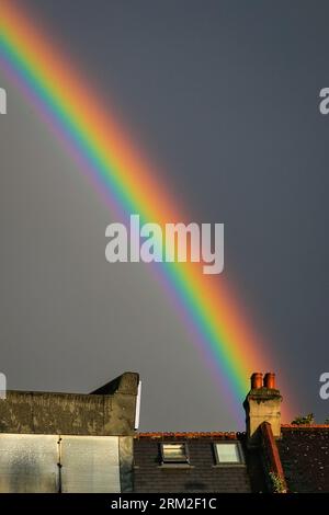 London, Großbritannien. 26. August 2023. Nach einem Tag mit manchmal wunderschönem Sonnenschein und mehreren sehr schweren Duschen in London kann heute Abend ein lebhaft farbenfroher Doppelregenbogen über Lewisham im Südosten Londons gesehen werden. Die Prognosen deuten auf ein weiteres gemischtes Wetter in den kommenden Tagen hin. Quelle: Imageplotter/Alamy Live News Stockfoto