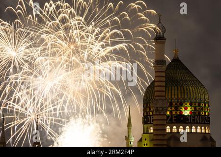 Dresden, Deutschland. 26. August 2023. Neben der Kulisse der ehemaligen Dresdner Zigarettenfabrik Yenidze, die 1909 im Stil einer 62 Meter hohen Moschee errichtet wurde, erleuchtet ein Feuerwerk den Nachthimmel. Das Feuerwerk ist Teil der Pyro Games Tour durch Deutschland. Quelle: Sebastian Kahnert/dpa/Alamy Live News Stockfoto