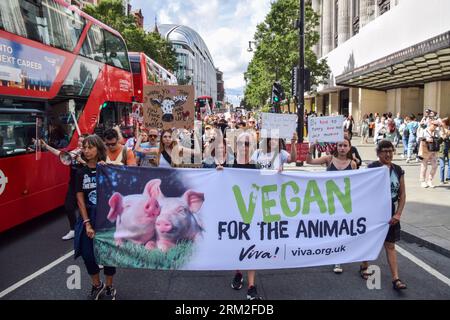 London, Großbritannien. 26. August 2023. Demonstranten in der Oxford Street. Während des National Animal Rights March marschierten Menschenmassen durch das Zentrum Londons und forderten ein Ende aller Formen der Ausbeutung und des Missbrauchs von Tieren sowie zur Unterstützung der Tierrechte und des Veganismus. Quelle: Vuk Valcic/Alamy Live News Stockfoto