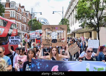 London, Großbritannien. 26. August 2023. Demonstranten in der Oxford Street. Während des National Animal Rights March marschierten Menschenmassen durch das Zentrum Londons und forderten ein Ende aller Formen der Ausbeutung und des Missbrauchs von Tieren sowie zur Unterstützung der Tierrechte und des Veganismus. Quelle: Vuk Valcic/Alamy Live News Stockfoto