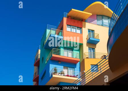 Mehrfarbiges Apartmentgebäude im Jachthafen von Albufeira, Algarve. Stockfoto