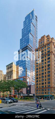 Manhattan Valley: Ariel East's Stufenturm stellt seine Nachbarn am Broadway in den Schatten; rote „Rohrleitungen“ brechen die reflektierende blaue Glasvorhangwand auf. Stockfoto