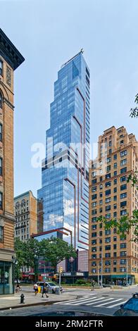 Manhattan Valley: Ariel East's Stufenturm stellt seine Nachbarn am Broadway in den Schatten; rote „Rohrleitungen“ brechen die reflektierende blaue Glasvorhangwand auf. Stockfoto