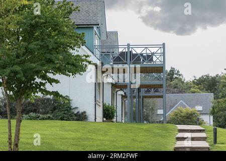 Treppen führen zu Häusern mit blau gestrichenen Balkonen Stockfoto