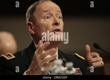 130612 -- WASHINGTON D.C., 12. Juni 2013 Xinhua -- US-Armeegeneral Keith Alexander, Kommandant des U.S. Cyber Command, Direktor der National Security Agency NSA, bezeugt vor einer Anhörung des Senatsausschusses für Mittelbindungen in Washington D.C. am 12. Juni 2013. Xinhua/Fang Zhe US-WASHINGTON-POLITICS-ARMY-HEARING PUBLICATIONxNOTxINxCHN Stockfoto