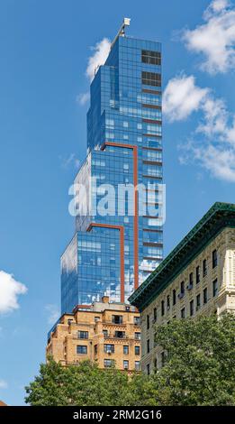 Manhattan Valley: Ariel East's Stufenturm stellt seine Nachbarn am Broadway in den Schatten; rote „Rohrleitungen“ brechen die reflektierende blaue Glasvorhangwand auf. Stockfoto