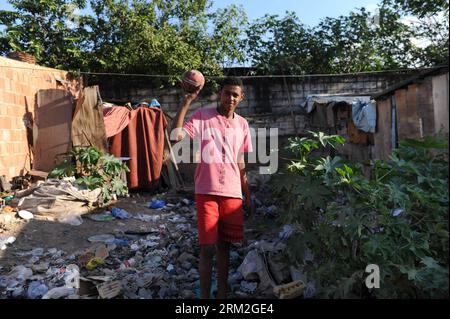 Bildnummer: 59827018  Datum: 13.06.2013  Copyright: imago/Xinhua (130613) -- RIO DE JANEIRO, June 13, 2013 (Xinhua) -- Andre reacts at Gramacho neighborhood, north of Rio de Janeiro, Brazil, May 10, 2012. FIFA Confederations Cup Brazil 2013 will be held from June 15 to June 30, 2013. (Xinhua/Weng Xinyang) (itm) (sp) (SP)BRAZIL-RIO DE JANEIRO-CONFEDERATIONS-DAILY LIFE-SERIE PUBLICATIONxNOTxINxCHN xcb x0x 2013 quer      59827018 Date 13 06 2013 Copyright Imago XINHUA  Rio de Janeiro June 13 2013 XINHUA André reacts AT  Neighborhood North of Rio de Janeiro Brazil May 10 2012 FIFA Confederations C Stockfoto