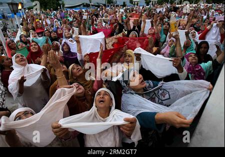 Bildnummer: 59833134  Datum: 14.06.2013  Copyright: imago/Xinhua (130614) -- SRINAGAR, June 14, 2013 (Xinhua) -- Kashmiri Muslims pray as the head priest (not seen) displays a relic of Prophet Mohammed during the Muslim festival Mehraj-u-Alam in Srinagar, the summer capital of Indian-controlled Kashmir, June 14, 2013. Hundreds of Muslim devotees thronged the shrine during Mehraj-u-Alam, believed to mark the ascension of Prophet Mohammed to Heaven. (Xinhua/Javed Dar) KASHMIR-SRINAGAR-MUSLIM FESTIVAL PUBLICATIONxNOTxINxCHN xcb x0x 2013 quer      59833134 Date 14 06 2013 Copyright Imago XINHUA  S Stock Photo