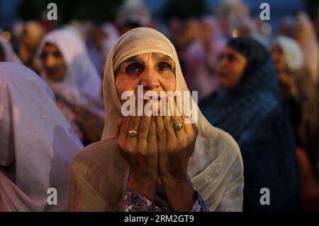 Bildnummer: 59833130  Datum: 14.06.2013  Copyright: imago/Xinhua (130614) -- SRINAGAR, June 14, 2013 (Xinhua) -- A Kashmiri woman prays as the head priest (not seen) displays a relic of Prophet Mohammed during the Muslim festival Mehraj-u-Alam in Srinagar, the summer capital of Indian-controlled Kashmir, June 14, 2013. Hundreds of Muslim devotees thronged the shrine during Mehraj-u-Alam, believed to mark the ascension of Prophet Mohammed to Heaven. (Xinhua/Javed Dar) KASHMIR-SRINAGAR-MUSLIM FESTIVAL PUBLICATIONxNOTxINxCHN xcb x0x 2013 quer      59833130 Date 14 06 2013 Copyright Imago XINHUA Stock Photo