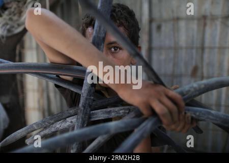 Bildnummer: 59835275 Datum: 14.06.2013 Copyright: imago/Xinhua (130614) -- GAZA, 14. Juni 2013 (Xinhua) -- Ein palästinensischer Junge arbeitet am 14. Juni 2013 an der Sammlung von Plastik und Metall aus Abfällen in der Stadt Beit Hanon im nördlichen Gazastreifen. Jungs suchen auf der Straße nach Schrott und Plastik, um es zu verkaufen. Die Internationale Arbeitsorganisation hat 2002 den Welttag gegen Kinderarbeit ins Leben gerufen, der jeden 12. Juni stattfindet. (Xinhua/Wissam Nassar) MIDEAST-GAZA-KINDERARBEIT PUBLICATIONxNOTxINxCHN Gesellschaft Palästina Pälästinenser Kind Junge Armut Kinderarmut Schrott Müll x0x xac 2013 quer 598352 Stockfoto