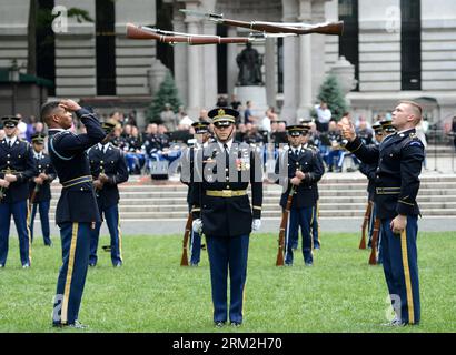 Bildnummer: 59836107 Datum: 14.06.2013 Copyright: imago/Xinhua (130614) -- NEW YORK, 14. Juni 2013 (Xinhua) -- die Mitglieder des U.S. Army Drill Team treten während der Army Week, die sich aus Veteranen, Reservisten, militärischen Ehepartnern und engagierten Gemeindemitgliedern zusammensetzt, am 238. Geburtstag der United States Army in New York, USA, am 14. Juni 2013 auf. (Xinhua/Wang Lei) US-NEW YORK-ARMEE GEBURTSTAGSFEIER PUBLICATIONxNOTxINxCHN Gesellschaft Politik Militär Gründungstag Jahrestag USA Armee x0x xmb 2013 quer Highlight Premiere 59836107 Datum 14 06 2013 Copyright Imago XINHUA New Yo Stockfoto